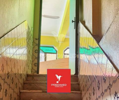 Loja comercial  com 2 pisos / entroncamento.