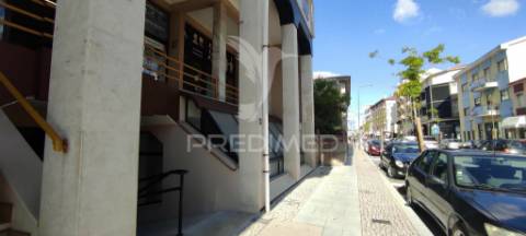 Loja c/ 25m2, ed. castelo, ourém