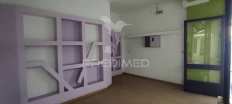 Loja c/ 25m2, ed. castelo, ourém