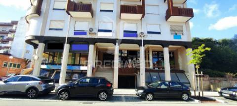 Loja c/ 25m2, ed. castelo, ourém