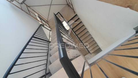 Vender armazém c/ logradouro loures marl proximo aeroporto