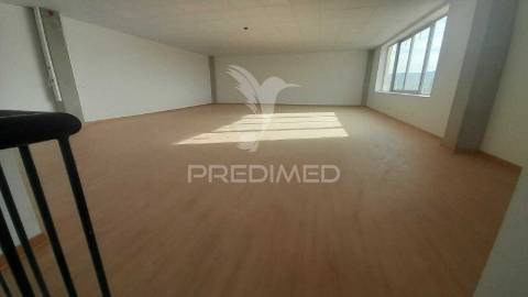 Vender armazém c/ logradouro loures marl proximo aeroporto