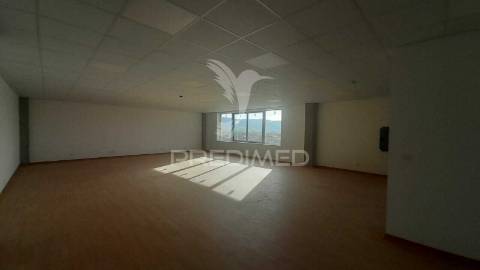 Vender armazém c/ logradouro loures marl proximo aeroporto
