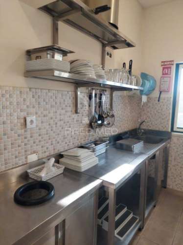 Quarteira – loja equipada para restauração