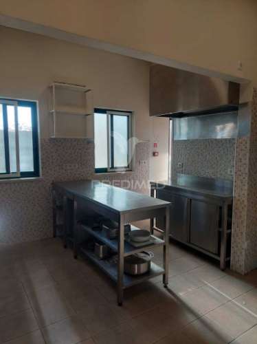 Quarteira – loja equipada para restauração