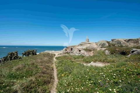 Elegante moradia contemporânea em fase inicial de construção, com 3 quartos e vistas para o mar e piscina!