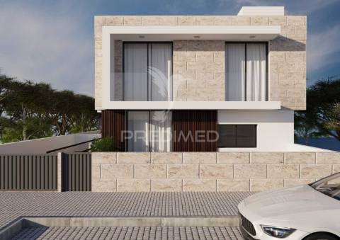 Moradia germinada em inicio de construção com vista de mar em labruge- vila do conde