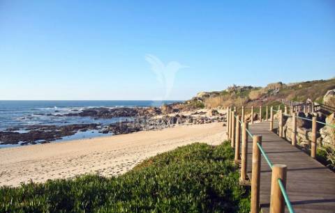 Moradia germinada em inicio de construção com vista de mar em labruge- vila do conde