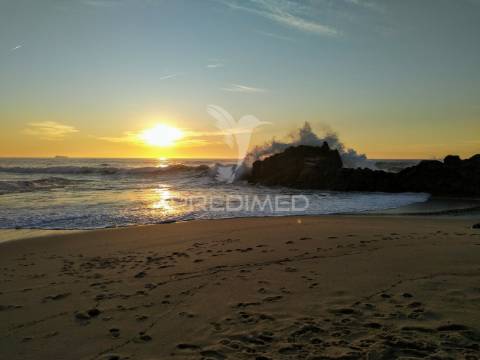 Moradia germinada em inicio de construção com vista de mar em labruge- vila do conde