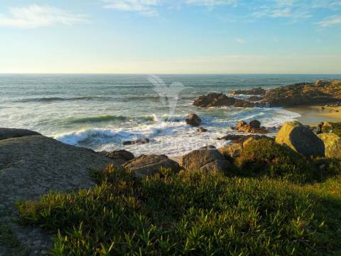 Moradia germinada em inicio de construção com vista de mar em labruge- vila do conde