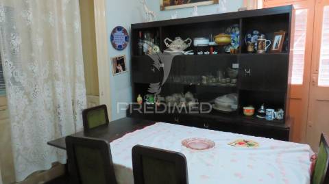 Vendo moradia e terreno 750m2 para recuperar no centro do funchal