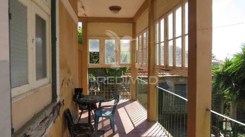 Vendo moradia e terreno 750m2 para recuperar no centro do funchal