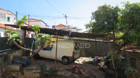 Vendo moradia e terreno 750m2 para recuperar no centro do funchal