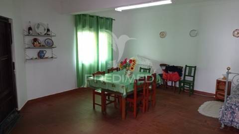 Quintinha isolada, com 710 m2 de terreno, em margem, concelho de gavião.