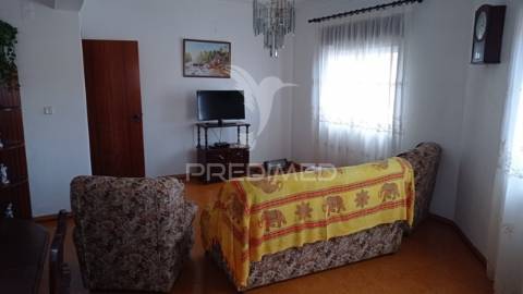 Quintinha isolada, com 710 m2 de terreno, em margem, concelho de gavião.