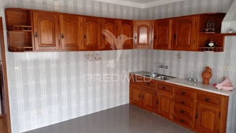 Quintinha isolada, com 710 m2 de terreno, em margem, concelho de gavião.