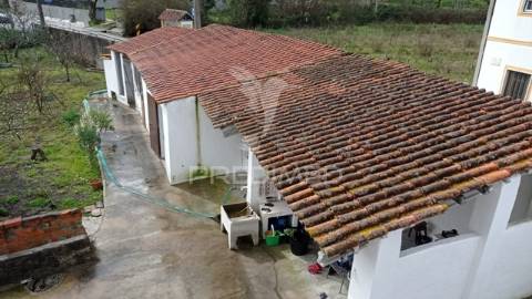 Quintinha isolada, com 710 m2 de terreno, em margem, concelho de gavião.