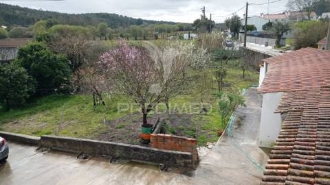 Quintinha isolada, com 710 m2 de terreno, em margem, concelho de gavião.