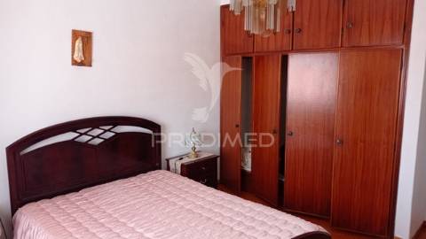 Quintinha isolada, com 710 m2 de terreno, em margem, concelho de gavião.