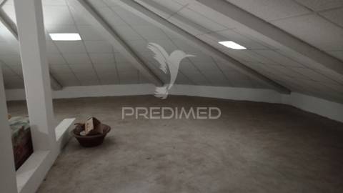 Quintinha isolada, com 710 m2 de terreno, em margem, concelho de gavião.