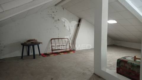 Quintinha isolada, com 710 m2 de terreno, em margem, concelho de gavião.