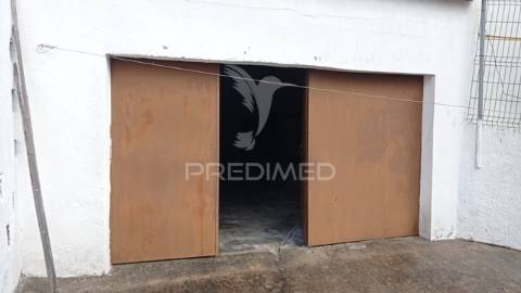 Quintinha isolada, com 710 m2 de terreno, em margem, concelho de gavião.