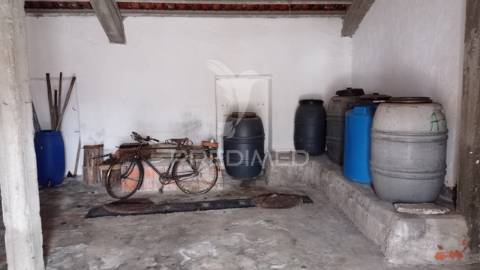 Quintinha isolada, com 710 m2 de terreno, em margem, concelho de gavião.