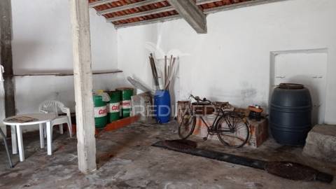 Quintinha isolada, com 710 m2 de terreno, em margem, concelho de gavião.