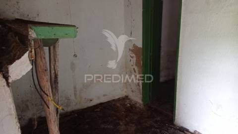 Casa devoluta em vale de açor, bemposta