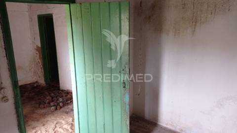 Casa devoluta em vale de açor, bemposta