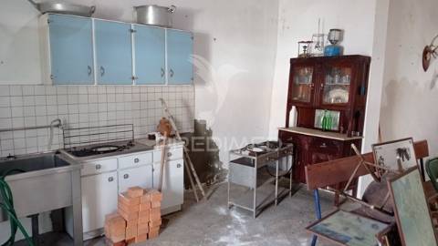 Casa de rés do chão, figueira e barros, avis.