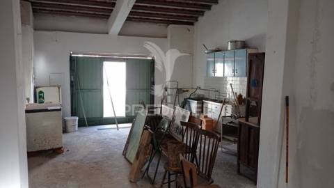 Casa de rés do chão, figueira e barros, avis.