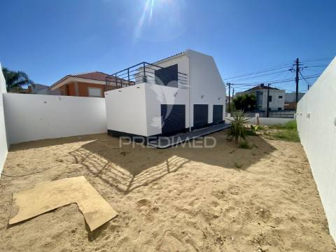 Moradia isolada t3, totalmente remodelada,  na charneca da caparica