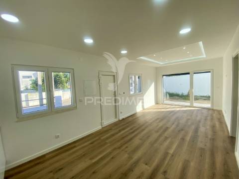 Moradia isolada t3, totalmente remodelada,  na charneca da caparica
