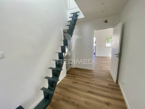 Moradia isolada t3, totalmente remodelada,  na charneca da caparica