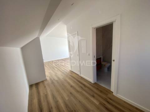 Moradia isolada t3, totalmente remodelada,  na charneca da caparica