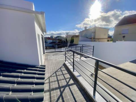 Moradia isolada t3, totalmente remodelada,  na charneca da caparica