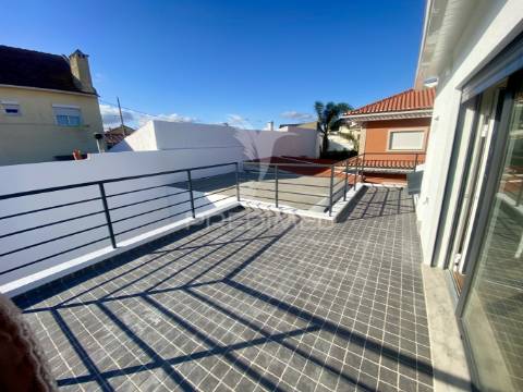 Moradia isolada t3, totalmente remodelada,  na charneca da caparica