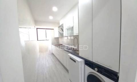 Costa da caparica-centro-t3 duplex-garagem 3 carros-praias