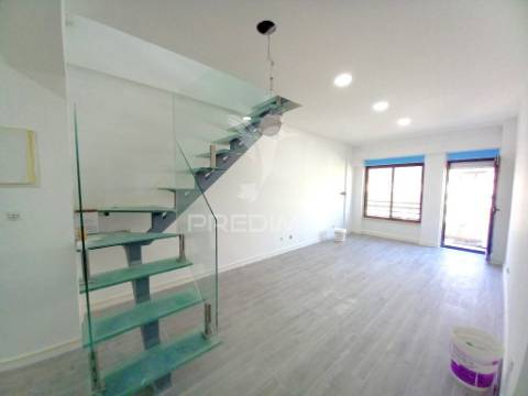 Costa da caparica-centro-t3 duplex-garagem 3 carros-praias