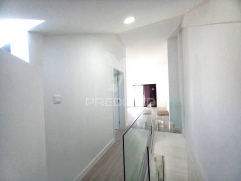 Costa da caparica-centro-t3 duplex-garagem 3 carros-praias