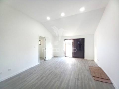 Costa da caparica-centro-t3 duplex-garagem 3 carros-praias