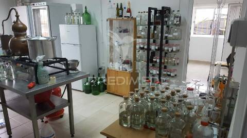 Quinta com fábrica de gin  e cerveja artesanal