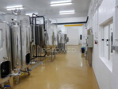 Quinta com fábrica de gin  e cerveja artesanal