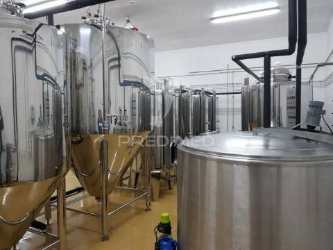 Quinta com fábrica de gin  e cerveja artesanal