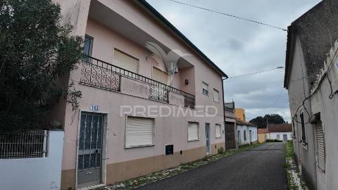 Moradia t6 com anexos e terreno em pousados – a 5 minutos de alcanena