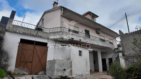 Moradia t6 com anexos e terreno em pousados – a 5 minutos de alcanena