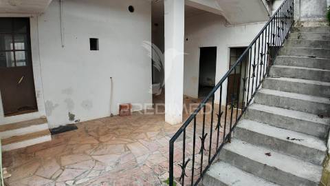 Moradia t6 com anexos e terreno em pousados – a 5 minutos de alcanena