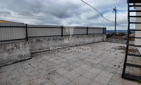 Moradia t6 com anexos e terreno em pousados – a 5 minutos de alcanena