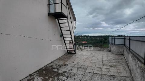 Moradia t6 com anexos e terreno em pousados – a 5 minutos de alcanena